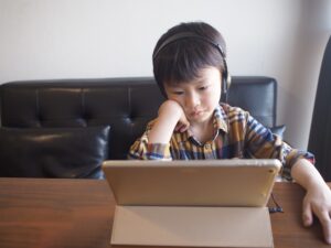 ギフテッドの小学生の特徴とは|男の子に多い傾向や個性を伸ばす接し方を解説